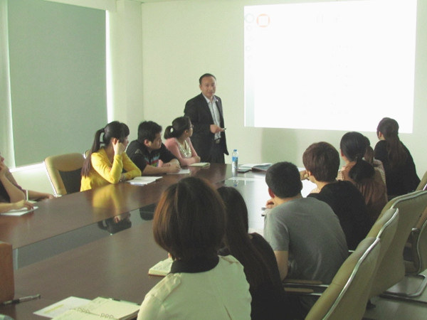 2013年4月24日，星亿老师对佳乐公司进行仓储管理的培训
