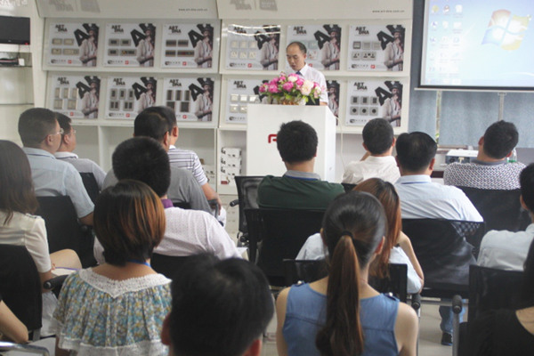 星亿许老师在管理升级总结大会上做精彩宣讲
