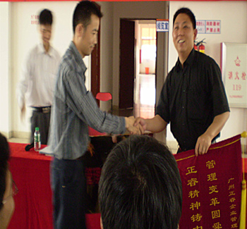 舜龙董事长赠送星亿咨询管理升级圆满舜龙品牌之牌，星亿精神铸就中小企业腾飞锦旗