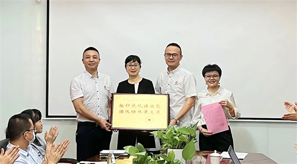 源生园姚总（左2）向星亿咨询集团颁发牌匾及感谢信